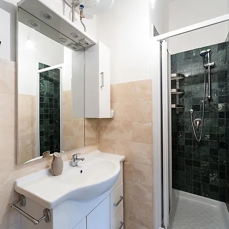 Hosting Flats בית הארחה