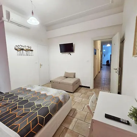 Hosting Flats בית הארחה *