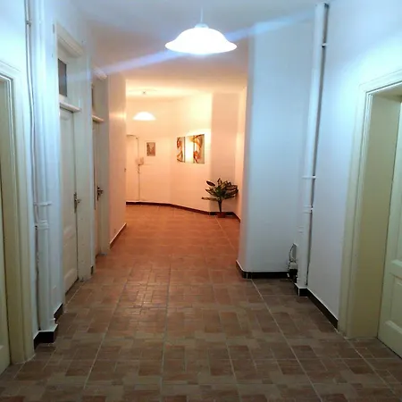 Hosting Flats בית הארחה *
